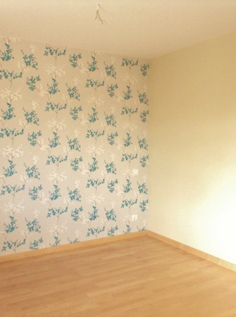 Papel pintado cabecero y pintura un color